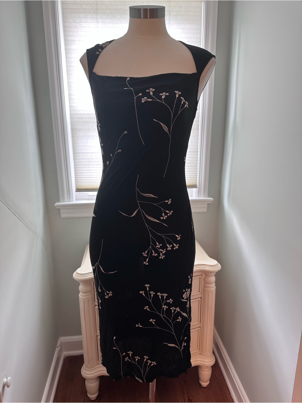 Arden B Black Floral Midi Dress
With Beige flowers